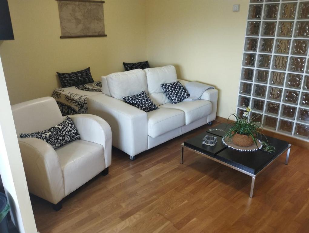 Duplex con terraza y vistas a la montaña aire acondicionado frente a piscinas públicas