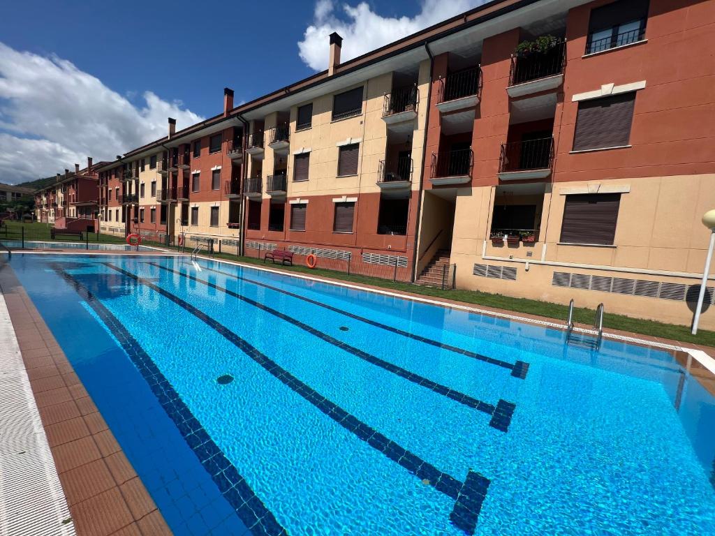 VILLA CARMEN coqueto apartamento con piscina y garaje by Apartamentos Logrono org